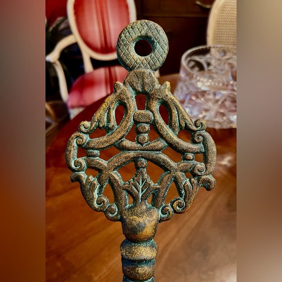 VTG Rustic 16” Cast Iron Decorative Patina Skeleton Key Heavy Medal Wall Decor - Picture 9 of 10